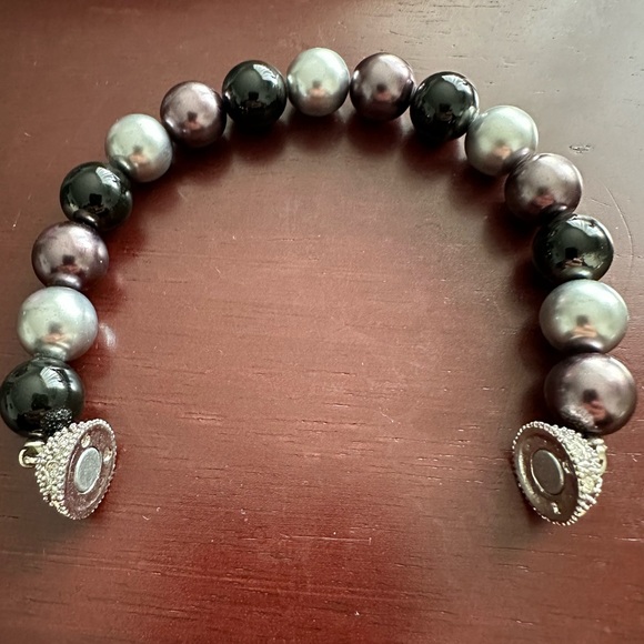 Premier Designs Faux Pearl necklace, earrings, and bracelet set - Picture 2 of 5